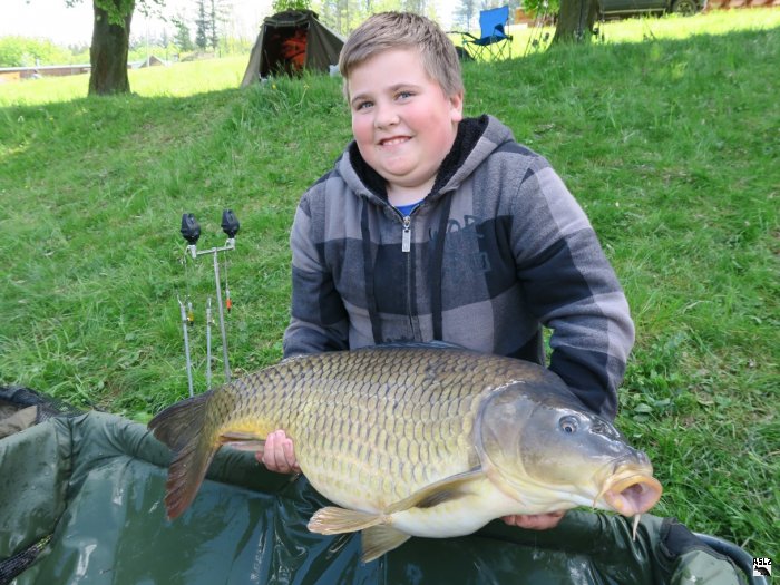 Vítěz závodů se svým úlovkem (foto RSLZ) Vítěz závodů se svým úlovkem (foto RSLZ)