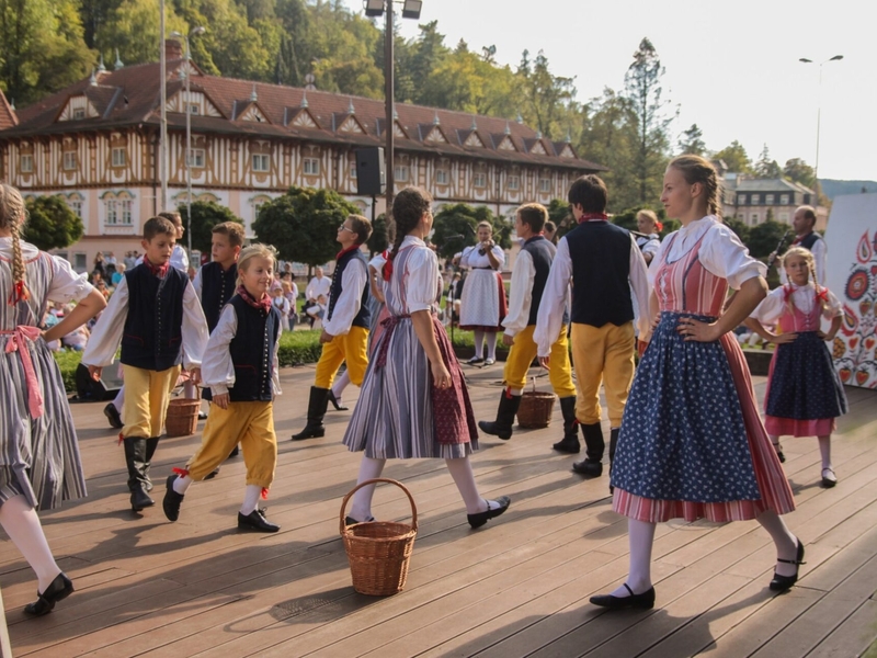 Luhačovice ožijí folklorem: festival Písní a tancem letos slaví 33. ročník Luhačovice ožijí folklorem: festival Písní a tancem letos slaví 33. ročník