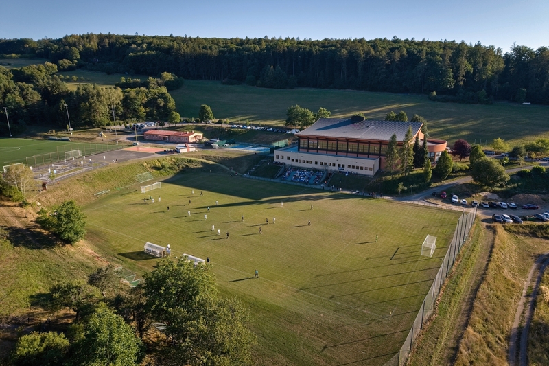 Fotbalové hřiště v SC Radostova má nový travnatý povrch Fotbalové hřiště v SC Radostova má nový travnatý povrch