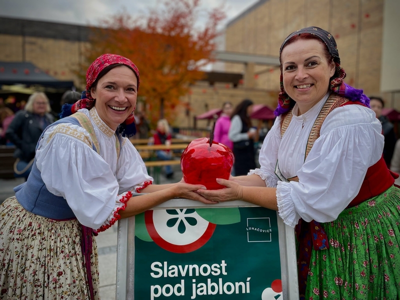 Slavnost pod jabloní propojí místní chutě, kulturu a sousedské setkávání Slavnost pod jabloní propojí místní chutě, kulturu a sousedské setkávání
